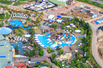 Vue aérienne de Svalgurok, Spiralrok - toboggan en spirale et Slalomrok - toboggan de slalom sauvage à Rulantica à Europapark Rust à Rust dans le département Bade-Wurtemberg, Allemagne