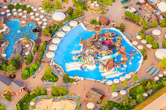 Vue aérienne de Svalgurok, Spiralrok - toboggan en spirale et Slalomrok - toboggan de slalom sauvage à Rulantica à Europapark Rust à Rust dans le département Bade-Wurtemberg, Allemagne