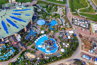 Photographie aérienne de Svalgurok, Spiralrok - toboggan en spirale et Slalomrok - toboggan de slalom sauvage à Rulantica à Europapark Rust à Rust dans le département Bade-Wurtemberg, Allemagne