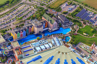 Vue aérienne de Canal et pont de la Rulantica à Europa-Park Rust à Rust dans le département Bade-Wurtemberg, Allemagne