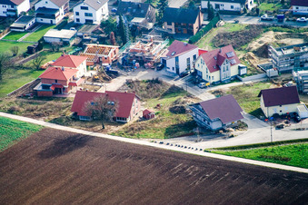Sur la haute piste à Kandel dans le département Rhénanie-Palatinat, Allemagne du point de vue du drone