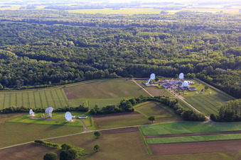 Vue aérienne de Antennes radio paraboliques de la branche Rheinhausen du Service fédéral de renseignement à le quartier Niederhausen in Rheinhausen dans le département Bade-Wurtemberg, Allemagne