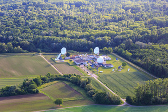 Vue aérienne de Antennes radio paraboliques de la branche Rheinhausen du Service fédéral de renseignement à le quartier Niederhausen in Rheinhausen dans le département Bade-Wurtemberg, Allemagne