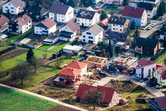 Sur la haute piste à Kandel dans le département Rhénanie-Palatinat, Allemagne d'un drone