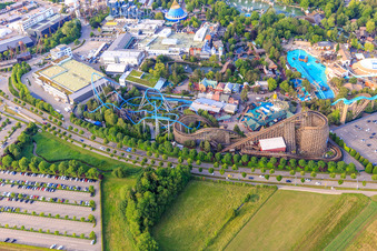 Vue aérienne de Blue Fire Megacoaster, Atlantica SuperSplash et WODAN – Timburcoaster d'Europapark Rust à Rust dans le département Bade-Wurtemberg, Allemagne