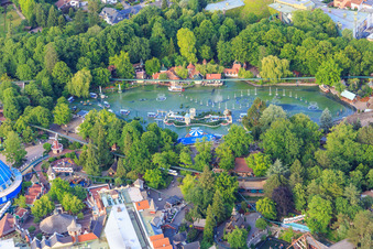 Vue aérienne de Zone thématique La forêt des contes de Grimm avec le bateau à vapeur du Danube, le voyage magique impérial de Josefina et Wichtelhausen d'Europapark Rust à Rust dans le département Bade-Wurtemberg, Allemagne