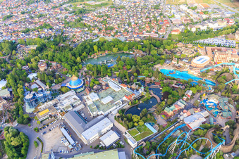 Vue aérienne de Aperçu de la partie classique avec Fjord Rafting et Blue Fire Megacoaster d'Europapark Rust à Rust dans le département Bade-Wurtemberg, Allemagne