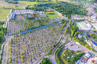 Vue aérienne de Parking avec Étoile d'Argent d'Europapark Rust à Rust dans le département Bade-Wurtemberg, Allemagne