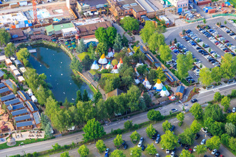 Vue aérienne de Camp Resort avec ville de tipis indiens au bord du lac d'Europapark Rust à Rust dans le département Bade-Wurtemberg, Allemagne