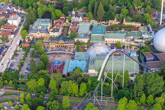 Vue aérienne de Entrée principale avec le dôme d'Europa-Park et la station EP-Express "Alexanderplatz" d'Europa-Park Rust à Rust dans le département Bade-Wurtemberg, Allemagne
