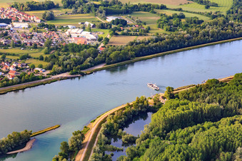 Vue aérienne de Ferry Rhinau-Kappel sur le Rhin à le quartier Rheinau in Ortenaukreis dans le département Bade-Wurtemberg, Allemagne