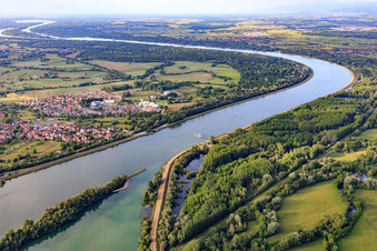 Vue aérienne de Ferry Rhinau-Kappel sur le Rhin à le quartier Rheinau in Ortenaukreis dans le département Bade-Wurtemberg, Allemagne