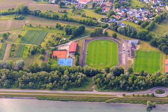 Vue aérienne de Club de Tennis Rhinau et Club de Football de Rhinau - FCR à Rhinau dans le département Bas Rhin, France