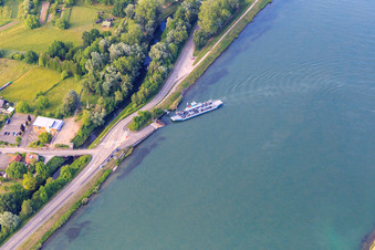 Vue aérienne de Ferry Rhinau-Kappel sur le Rhin à Rhinau dans le département Bas Rhin, France