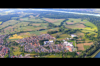 Vue aérienne de Vue de la ville sur le Rhin depuis le sud à Rhinau dans le département Bas Rhin, France