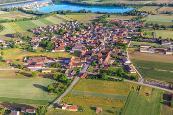 Vue aérienne de Vue du village depuis le nord devant le lac de carrière/gravière de la SAS Les Gravières Rhénanes à Friesenheim dans le département Bas Rhin, France