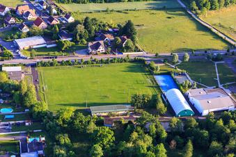 Vue aérienne de Terrain de football à la Salle polyvalente à Wittisheim dans le département Bas Rhin, France