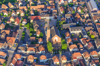 Vue aérienne de Église catholique Saint-Georges de Marckolsheim à Marckolsheim dans le département Bas Rhin, France