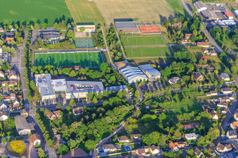 Vue aérienne de Piscine aquatique et terrain de football au lycée et gymnase Jean-Jacques Waltz à Marckolsheim dans le département Bas Rhin, France