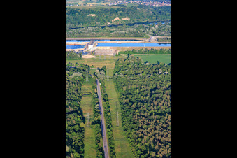 Vue aérienne de Route vers l'écluse du Rhin avec la centrale hydroélectrique Marckolsheim d'EDF à Marckolsheim dans le département Bas Rhin, France
