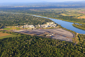 Vue aérienne de Zone industrielle et portuaire avec installations industrielles sur le Rhin appartenant à Jungbunzlauer SA et TEREOS Starch & Sweeteners Europe devant l'entrepôt automobile CEVA Logistics à Marckolsheim dans le département Bas Rhin, France