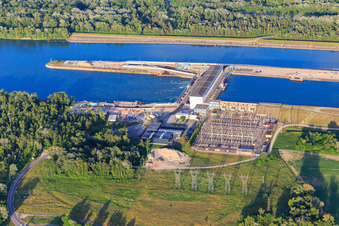 Vue aérienne de Écluse du Rhin avec poste de transformation et centrale hydroélectrique Marckolsheim d'EDF à Marckolsheim dans le département Bas Rhin, France