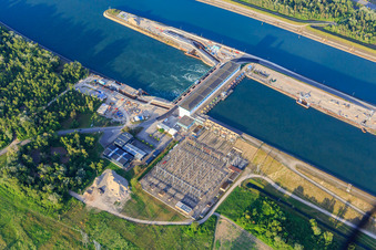 Vue aérienne de Écluse du Rhin avec poste de transformation et centrale hydroélectrique Marckolsheim d'EDF à Marckolsheim dans le département Bas Rhin, France