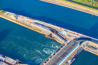 Vue aérienne de Écluse du Rhin avec centrale hydroélectrique Marckolsheim d'EDF à Marckolsheim dans le département Bas Rhin, France