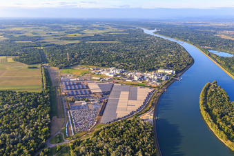 Photographie aérienne de Zone industrielle et portuaire avec installations industrielles sur le Rhin appartenant à Jungbunzlauer SA et TEREOS Starch & Sweeteners Europe devant l'entrepôt automobile CEVA Logistics à Marckolsheim dans le département Bas Rhin, France