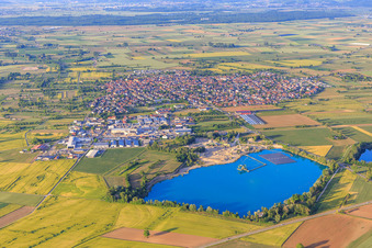 Vue aérienne de Vue de la ville depuis le sud-ouest avec la gravière de Wyhl et le système photovoltaïque flottant de Hermann Uhl KG - usine de Wyhl-Ort à Wyhl am Kaiserstuhl dans le département Bade-Wurtemberg, Allemagne