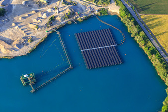 Vue aérienne de Gravière de Wyhl avec système photovoltaïque flottant de Hermann Uhl KG - Usine de Wyhl-Ort à Wyhl am Kaiserstuhl dans le département Bade-Wurtemberg, Allemagne