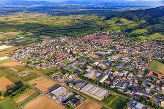 Vue aérienne de Vue d'ensemble de la ville depuis le nord-ouest avec Adval Tech (Allemagne) GmbH & Co. KG et Dinger Stone GmbH à Endingen am Kaiserstuhl dans le département Bade-Wurtemberg, Allemagne