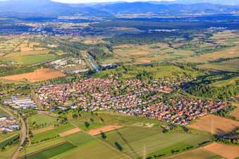 Vue aérienne de Vue de la ville depuis l'ouest à Riegel am Kaiserstuhl dans le département Bade-Wurtemberg, Allemagne