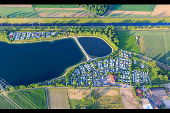 Vue aérienne de Müller-See Camping and Leisure GmbH et place de parking pour camping-cars Riegel am Kaiserstuhl dans la réserve naturelle du grand lac de baignade Riegel à Riegel am Kaiserstuhl dans le département Bade-Wurtemberg, Allemagne