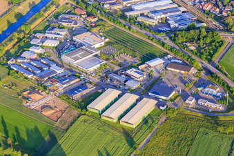 Vue aérienne de Zone industrielle Im Kleinfeldele avec Götz + Moriz GmbH - matériaux de construction, Herbert Hipp Verpackungs GmbH et Holzhack-Willmann à Riegel am Kaiserstuhl dans le département Bade-Wurtemberg, Allemagne