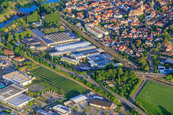 Vue aérienne de Zone industrielle Leopoldstraße avec G Herbert Hipp Verpackungs GmbH et VCM à Riegel am Kaiserstuhl dans le département Bade-Wurtemberg, Allemagne
