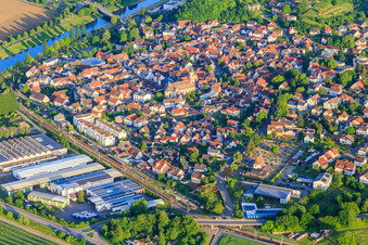 Vue aérienne de Centre-ville historique avec l'église Saint-Martin à Riegel am Kaiserstuhl dans le département Bade-Wurtemberg, Allemagne