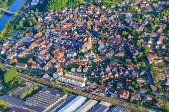 Vue aérienne de Vue d'ensemble de la ville au canal Léopold depuis le nord à Riegel am Kaiserstuhl dans le département Bade-Wurtemberg, Allemagne