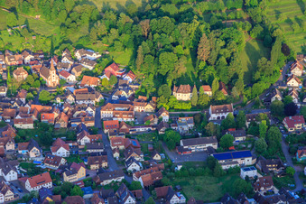 Vue aérienne de Vue du village viticole avec le château et le parc du château depuis l'ouest à le quartier Heimbach in Teningen dans le département Bade-Wurtemberg, Allemagne