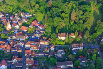 Vue aérienne de Vue du village viticole avec le château et le parc du château depuis l'ouest à le quartier Heimbach in Teningen dans le département Bade-Wurtemberg, Allemagne