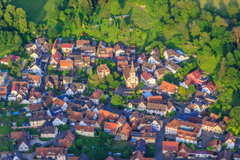 Vue aérienne de Vue du village viticole avec l'église Saint-Gall depuis l'ouest à le quartier Heimbach in Teningen dans le département Bade-Wurtemberg, Allemagne