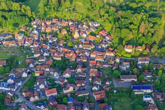 Vue aérienne de Vue de la ville viticole depuis l'ouest à le quartier Heimbach in Teningen dans le département Bade-Wurtemberg, Allemagne