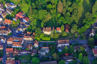 Photographie aérienne de Vue du village viticole avec le château et le parc du château depuis l'ouest à le quartier Heimbach in Teningen dans le département Bade-Wurtemberg, Allemagne