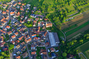 Vue aérienne de Vue du village avec Abdeckfuchs24 GmbH et l'église Saint-Sébastien à le quartier Bombach in Kenzingen dans le département Bade-Wurtemberg, Allemagne