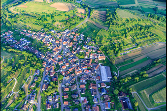 Vue aérienne de Vue du village avec Abdeckfuchs24 GmbH et l'église Saint-Sébastien à le quartier Bombach in Kenzingen dans le département Bade-Wurtemberg, Allemagne