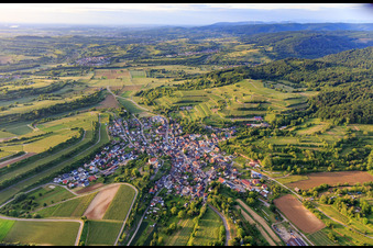 Vue aérienne de Vue du village viticole depuis le sud à le quartier Bombach in Kenzingen dans le département Bade-Wurtemberg, Allemagne