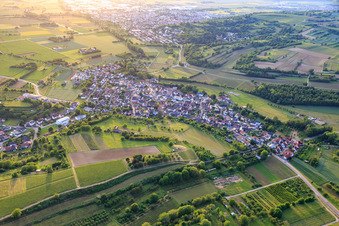 Vue aérienne de Vue du village viticole depuis l'est à le quartier Wagenstadt in Herbolzheim dans le département Bade-Wurtemberg, Allemagne