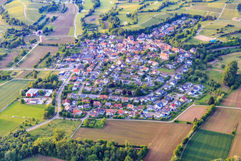 Vue aérienne de Vue du village viticole depuis le sud-est à le quartier Tutschfelden in Herbolzheim dans le département Bade-Wurtemberg, Allemagne