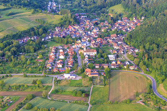 Vue aérienne de Vue du village viticole depuis l'ouest avec l'église Saint-Hilaire à le quartier Bleichheim in Herbolzheim dans le département Bade-Wurtemberg, Allemagne