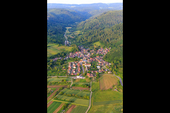 Vue aérienne de Vue du village viticole du Bleichtal depuis l'ouest avec l'église Saint-Hilaire à le quartier Bleichheim in Herbolzheim dans le département Bade-Wurtemberg, Allemagne